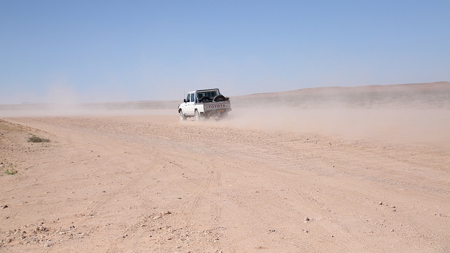 J17_0248 Dusty desert road.JPG